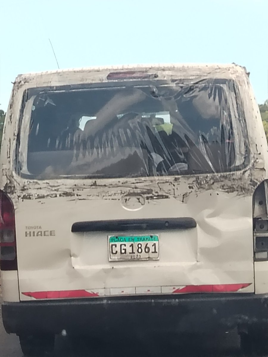 Jess_A79's tweet photo. Que alguien me explique cómo un busito Pirata ruta Panamá Oeste - Ciudad de Panamá, transita libremente, sin placa, sin luces de freno trasera, sin vidrio trasero?
@ATTTPanama @AlvaroAlvaradoC @tvnnoticias https://t.co/jZkmg3Ocej