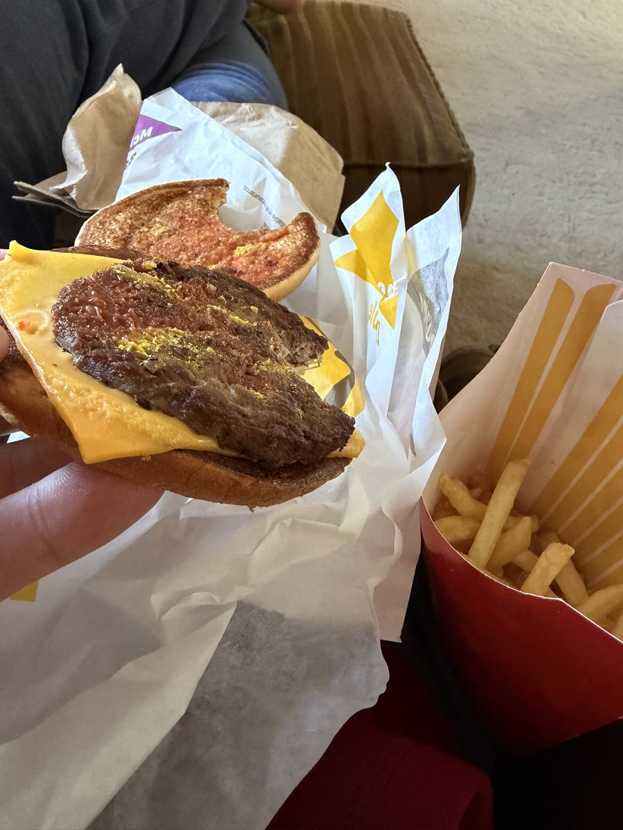 bshells28's tweet photo. @McDonalds this doesn’t look like a McDouble https://t.co/3axOfnRr2C