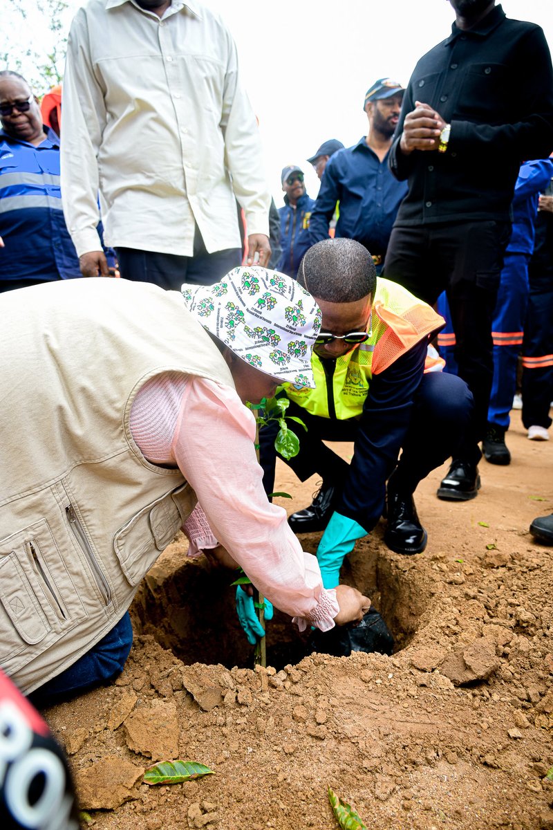 duma_boko's tweet photo. 𝐂𝐇𝐀𝐍𝐆𝐈𝐍𝐆 𝐓𝐇𝐄 𝐋𝐎𝐎𝐊 𝐀𝐍𝐃 𝐅𝐄𝐄𝐋 𝐎𝐅 𝐓𝐇𝐄 𝐂𝐈𝐓𝐘.
Today we officially launched the National Clean-Up Campaign.
Together every 2nd Saturday of the month, let’s unite and take pride in cleanliness of our neighborhoods.
#nationalcleanupcampaign
#cleanbotswana https://t.co/0bAbzfPrPm