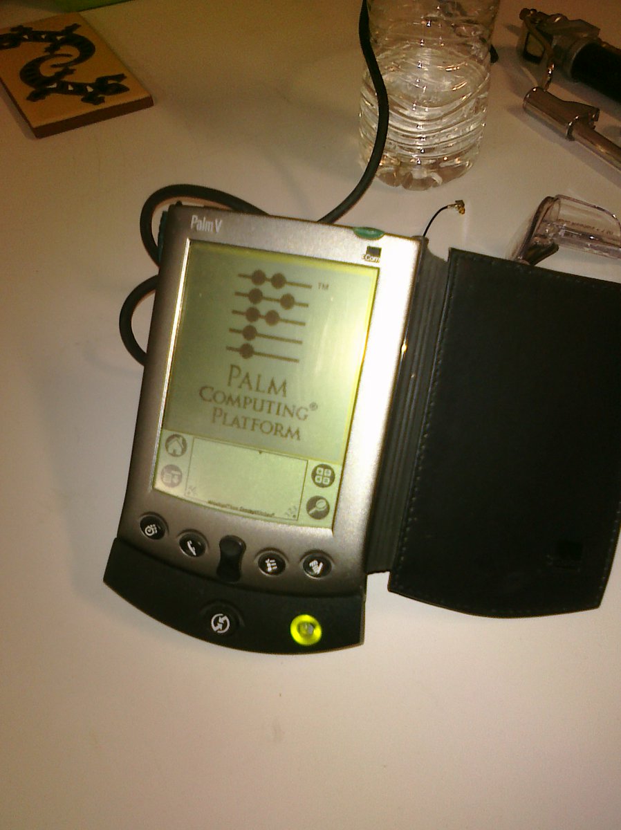 tommithetechie's tweet photo. The legendary 1999 Palm V PDA.
Designed by IDEO, this took PDAs to thin and sleek aluminum accessories.
What was your first PDA? (or smartphone?)
#RetroTech #Mobile #PDAs https://t.co/pLPZiCBpXz