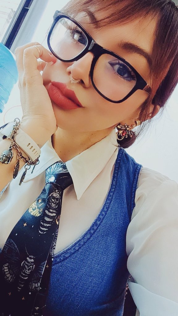 Enamórate de mi lado perverso, de mi desequilibrio mental, de mis malas manías, de ese mal genio que tengo escondido. Enamórate del caos que suelo causar cuando todo me sale mal... Porque de mi lado gracioso, de mi lado cursi, de mi lado tierno, cualquiera se podría enamorar...