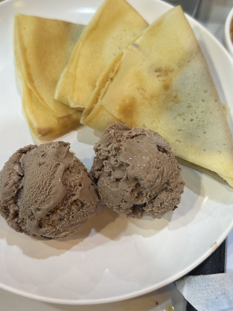 มึงเครปเย็นฮอตพอตแมนโคตรอร่อย ตายห่าโต๊ะกูสั่งมารวมๆ20กว่าชิ้น กินหมดเกลี้ยง โอ้ยอร่อยมากๆๆๆ ตักไอติมมากินด้วยกันยิ่งอร่อย ฟินนนนมากกกกกกกจะบ้าหรอ ลืมหม่าล่าเลย เครปเย็นเว่อเกิน555555555555555 แงงง ฟินอะ