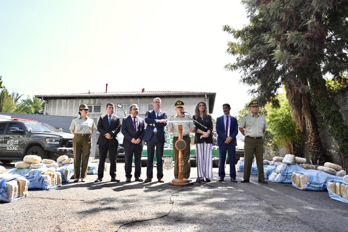 Carabdechile's tweet photo. 🚨 #Ahora: Golpe al narcotráfico. El General Director de Carabineros, Marcelo Araya, junto al Subsecretario de Seguridad Pública, Andrés Jouannet; la Subsecretaria de Prevención del Delito, Ana Victoria Quinta; el Fiscal Regional Metropolitano Sur (S), Alex Cortez; el Fiscal Jefe de Crimen Organizado de la Fiscalía R.M. Sur, Milibor Bugueño; el Fiscal de Crimen Organizado R.M. Sur, Guillermo Adasme, y Roberto Alarcón de la Fiscalía de Ovalle, dieron a conocer los resultados de un proceso investigativo desarrollado por el Departamento OS7 y el Ministerio Público.

En el procedimiento se decomisó la mayor cantidad de ketamina incautada por Carabineros de Chile, con un total de 244 kilos, equivalentes a cerca de 500 mil dosis, con un avalúo que supera los $4.300 millones.

En un segundo operativo se decomisaron 421 kilos de marihuana, equivalentes a 1,2 millones de dosis, con un avalúo cercano a los $4.800 millones.

Producto de estos operativos, se detuvo a seis sujetos, quienes quedaron en prisión preventiva.

#EnDesarrollo