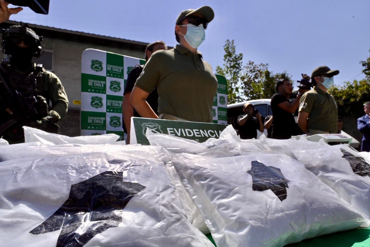 Carabdechile's tweet photo. 🚨 #Ahora: Golpe al narcotráfico. El General Director de Carabineros, Marcelo Araya, junto al Subsecretario de Seguridad Pública, Andrés Jouannet; la Subsecretaria de Prevención del Delito, Ana Victoria Quinta; el Fiscal Regional Metropolitano Sur (S), Alex Cortez; el Fiscal Jefe de Crimen Organizado de la Fiscalía R.M. Sur, Milibor Bugueño; el Fiscal de Crimen Organizado R.M. Sur, Guillermo Adasme, y Roberto Alarcón de la Fiscalía de Ovalle, dieron a conocer los resultados de un proceso investigativo desarrollado por el Departamento OS7 y el Ministerio Público.

En el procedimiento se decomisó la mayor cantidad de ketamina incautada por Carabineros de Chile, con un total de 244 kilos, equivalentes a cerca de 500 mil dosis, con un avalúo que supera los $4.300 millones.

En un segundo operativo se decomisaron 421 kilos de marihuana, equivalentes a 1,2 millones de dosis, con un avalúo cercano a los $4.800 millones.

Producto de estos operativos, se detuvo a seis sujetos, quienes quedaron en prisión preventiva.

#EnDesarrollo