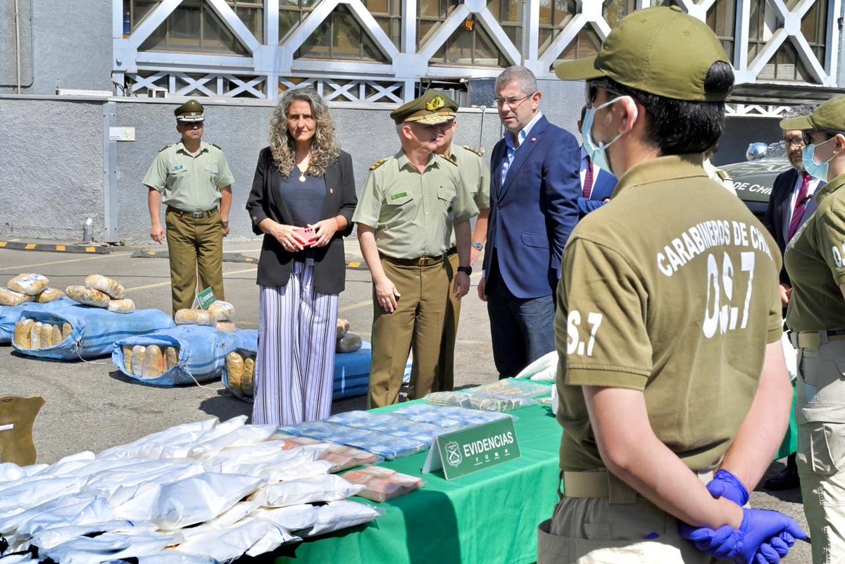 Carabdechile's tweet photo. 🚨 #Ahora: Golpe al narcotráfico. El General Director de Carabineros, Marcelo Araya, junto al Subsecretario de Seguridad Pública, Andrés Jouannet; la Subsecretaria de Prevención del Delito, Ana Victoria Quinta; el Fiscal Regional Metropolitano Sur (S), Alex Cortez; el Fiscal Jefe de Crimen Organizado de la Fiscalía R.M. Sur, Milibor Bugueño; el Fiscal de Crimen Organizado R.M. Sur, Guillermo Adasme, y Roberto Alarcón de la Fiscalía de Ovalle, dieron a conocer los resultados de un proceso investigativo desarrollado por el Departamento OS7 y el Ministerio Público.

En el procedimiento se decomisó la mayor cantidad de ketamina incautada por Carabineros de Chile, con un total de 244 kilos, equivalentes a cerca de 500 mil dosis, con un avalúo que supera los $4.300 millones.

En un segundo operativo se decomisaron 421 kilos de marihuana, equivalentes a 1,2 millones de dosis, con un avalúo cercano a los $4.800 millones.

Producto de estos operativos, se detuvo a seis sujetos, quienes quedaron en prisión preventiva.

#EnDesarrollo