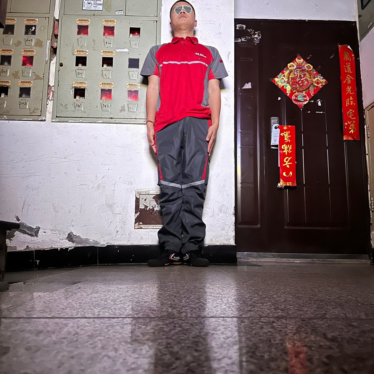hey_jdl's tweet photo. 小哥睡不着，顶的难受，果然不能空，穿好衣服出来站军姿😂 https://t.co/lmaZXRNVgm