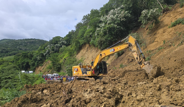 COENPeru's tweet photo. ⚠️ Amazonas: esta madrugada, a causa de las lluvias intensas, se produjo un #Derrumbe de cerro en el sector Caldera, distrito de #Jamalca, provincia Utcubamba, que afectó la vía nacional PE-5N, en el tramo Naranjitos-El Tingo. La concesionaria IIRSA Norte realiza trabajos de limpieza y mantenimiento en la carretera, con apoyo de maquinaria pesada (cargador frontal y retroexcavadora). (1/2)