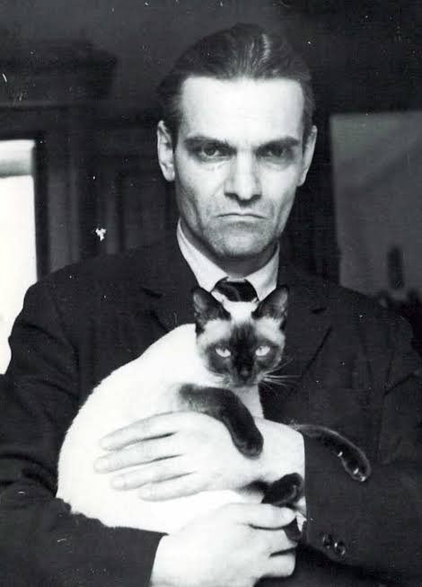 arr1910's tweet photo. El gran Yuri Knorosov, lingüista ucraniano que descifró la escritura maya. Su escultura, en el Museo del Mundo Maya en Mérida, acompañado de Asya su inseparable gatita. Los detalles en “Porque jamás la historia se atrevió a tanto”👇🏻👇🏻👇🏻

https://t.co/Z2JBjNQctj https://t.co/rfMUgm8toR