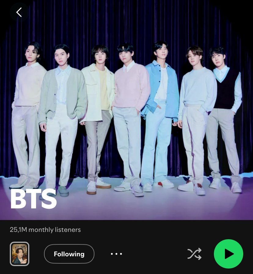vantelucu's tweet photo. bandinginnya kaya gini lah paok. udah di carry heeseung aja grup lo masih flop. apalagi skrg heeleft awowkowkwowkwowkok https://t.co/tiD33LeQ41