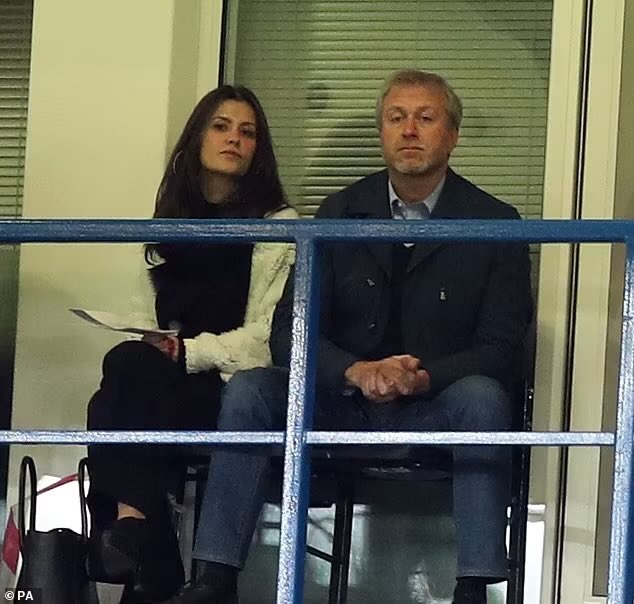 🚨📷 BREAKING: "Camera just caught Roman Abramovich at Stamford Bridge to watch the Chelsea game."

Good to see you, GOAT 🐐 😍