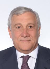 Tajani appartiene alla commedia dell'arte e come tale va tutelato. Qualunque cosa faccia, ovunque appaia, scatta inatteso il sorriso, il buffo mistero. <a href="/Antonio_Tajani/">Antonio Tajani</a> <a href="/lercionotizie/">Lercio.it</a>