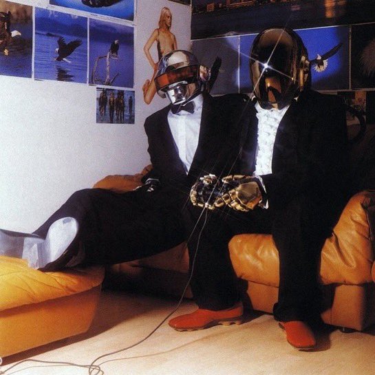 <a href="/FrenchRapUS/">FRENCHRAPUS 🇺🇸</a> Le groupe français Daft Punk qui joue à la PlayStation en 2001 🥲