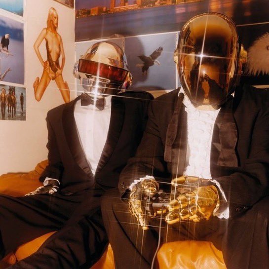 Media_FrenchRap's tweet photo. @FrenchRapUS Le groupe français Daft Punk qui joue à la PlayStation en 2001 🥲 https://t.co/J0rHv49Uz7