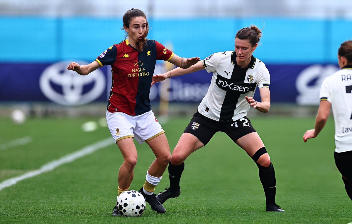 WomenFootballN_'s tweet photo. Termina 1-1 lo scontro salvezza tra il #ParmaWomen e il #GenoaWomen, a segno Iris #Rabot per le ducali, risponde #Vigilucci per le rossoblu.
Il #Parma dopo l'ottimo pareggio a Napoli non riesce a trovare i 3 punti per poter allontanare la zona pericolo, tenendosi a +3. Il #Genoa dal canto suo torna a fare punti dopo 5 partite ma non vince dall'andata proprio contro le gialloblu. La marcatrice ducale meriterebbe più spazio, così come la genoana nella foto, personalmente non capisco perché #Massa giochi così poco (e anche altre scelte di De La Fuente). Tra le note positive del Genoa anche #DiCriscio e Valery #Vigilucci che è una tuttofare indispensabile.
Lotta salvezza ancora aperta, anzi apertissima.
#WFN #SerieAWomen
