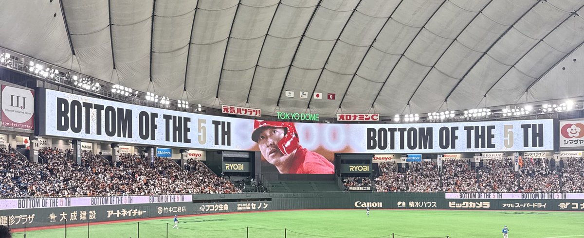 ChaBeans96's tweet photo. 長野さんの引退試合の写真にカープのユニフォーム姿を入れてくれてるだけでも感激なのに5イニングの時のビジョンカープの時のだった���かせにきてる応援歌も全部全部
日ハムのファンもしっかり最後まで観て拍手も涙も
どのチームもファンも野球って素敵
長野さんの人柄が素敵だからこうやってみんな素敵 https://t.co/XF4lKt52EF