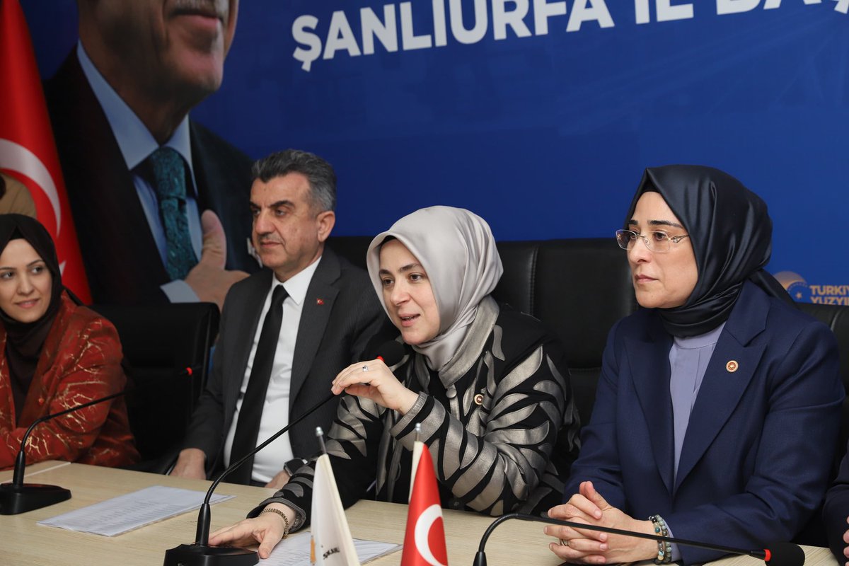 tugbaisikercan's tweet photo. 📍Şanlıurfa | AK Parti Şanlıurfa İl Başkanlığı

Genel Merkez Kadın Kolları MYK ve MKYK üyelerimiz ile Şanlıurfa milletvekillerimizle birlikte Şanlıurfa İl Başkanlığımızda teşkilat mensuplarımızla bir araya geldik.

Bu kadim şehrin bereketi ve ruhuyla, büyük bir azim ve gayretle çalışan dava arkadaşlarımızın kararlılığı bizlere güç verdi.

@akpartiurfa @akkadinsanlurfa