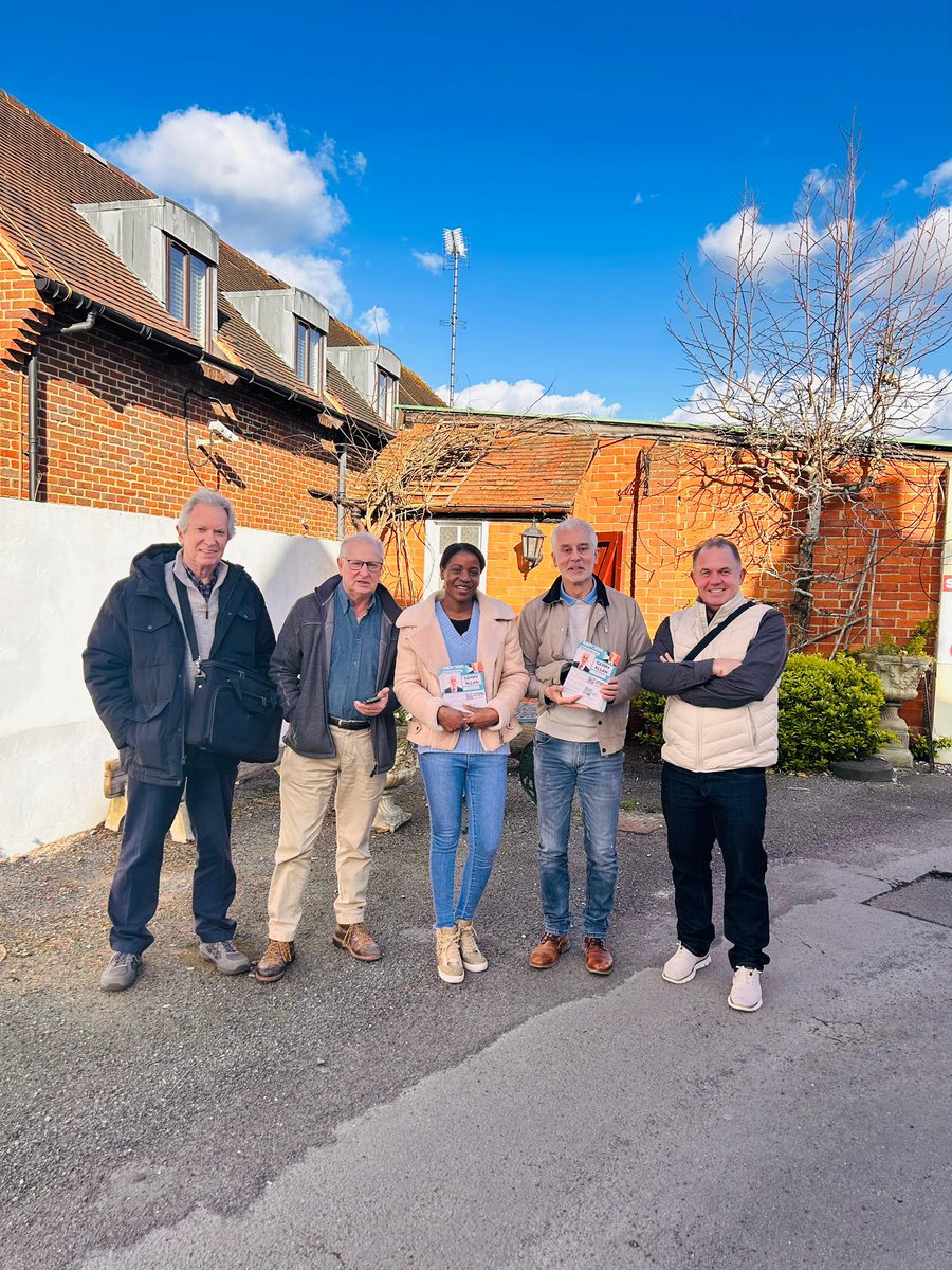 The Reform UK team were out canvassing and leafleting in Three Mile Cross this afternoon. The sun was shining and there was a great reception for us on the doorstep. 

Vote Reform UK, Get Starmer Out.