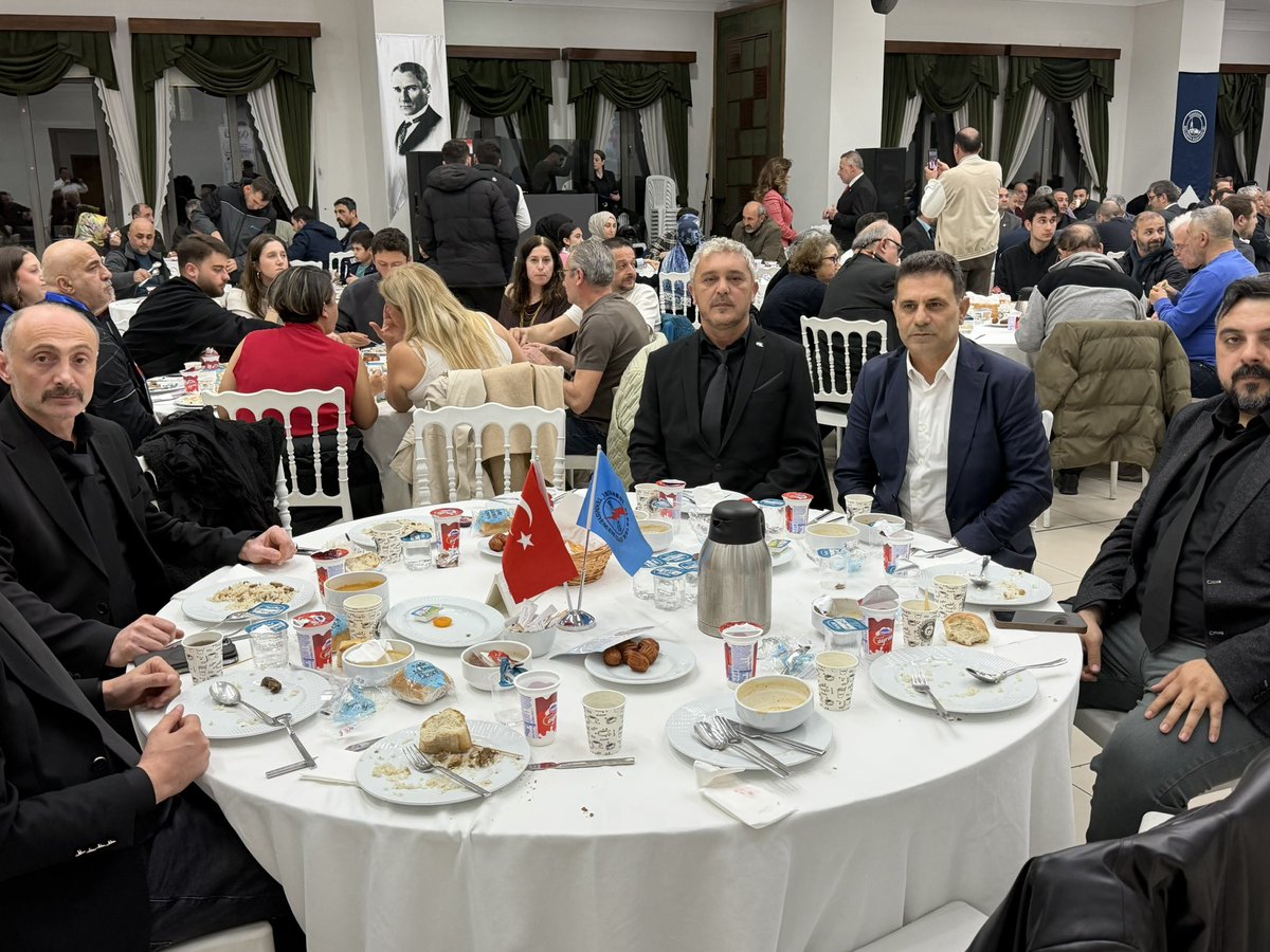 Üyesi olduğum İstanbul Elektrik Teknisyenleri Odası’nın düzenlediği geleneksel iftar programına katıldık.
Mart ayında gerçekleştirilecek başkanlık seçiminde tüm adaylara başarılar diledik.

Birlik ve dayanışma içerisinde nice güzel organizasyonlarda buluşmayı temenni ediyorum.
