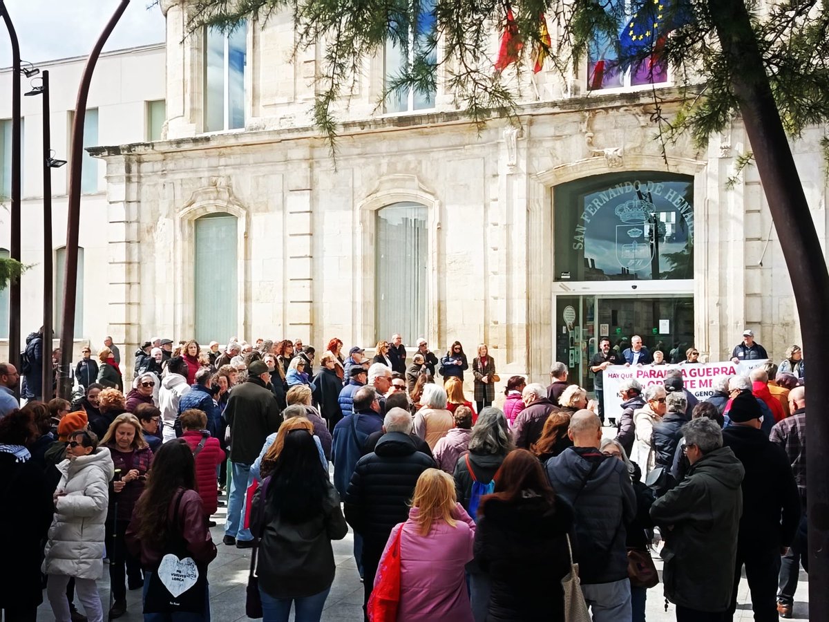 NoalaGuerraSFH's tweet photo. Gracias a vecinos y vecinas que se han sumado en San Fernando de Henares a la concentración contra la guerra, convocada en pueblos de nuestro país por Parar la Guerra. 

NI GUERRA, NI GENOCIDIO, NI TERRORISMO.

¡NO A LA GUERRA!
¡ALTO EL FUEGO YA!

@PararLaGuerra https://t.co/87YxkW7vTl
