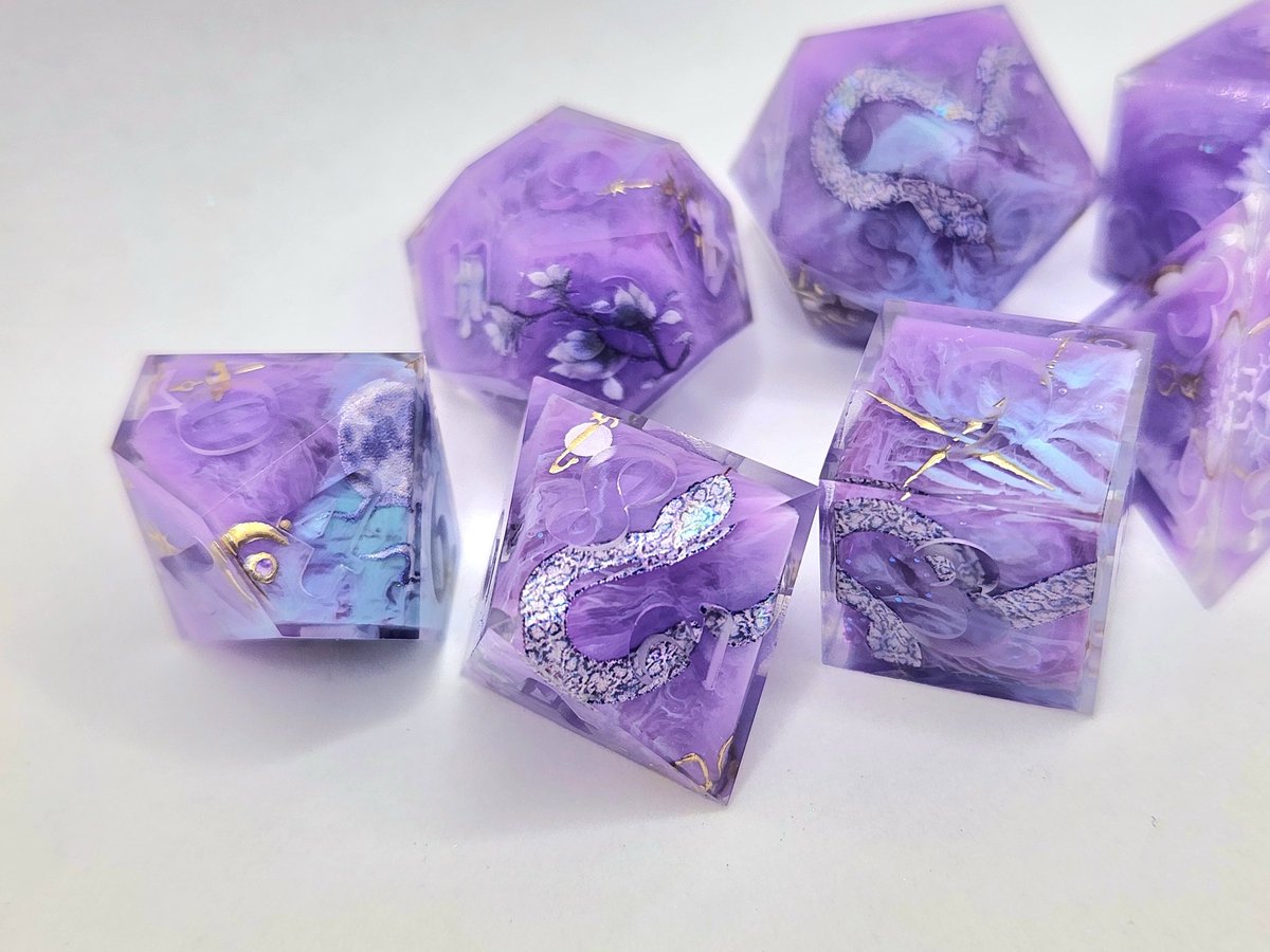 First Attempt at Mollymauk Dice Set 🥰
I was going to paint the numbers red but I like listing them with a customization option first. I hope you all like them &amp; I want to make more Character Themed  Sets
#dnd #ttrpg #handmadedice #dice #dungeonsanddragons
etsy.com/shop/SinnamonR…