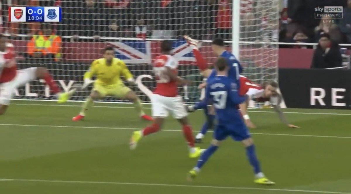 Calafiori acaba de salvar un gol haciendo un paso de breakdance. Os juro que esto lo he visto en campeonatos del mundo de breakdance. Es la acción defensiva del año.