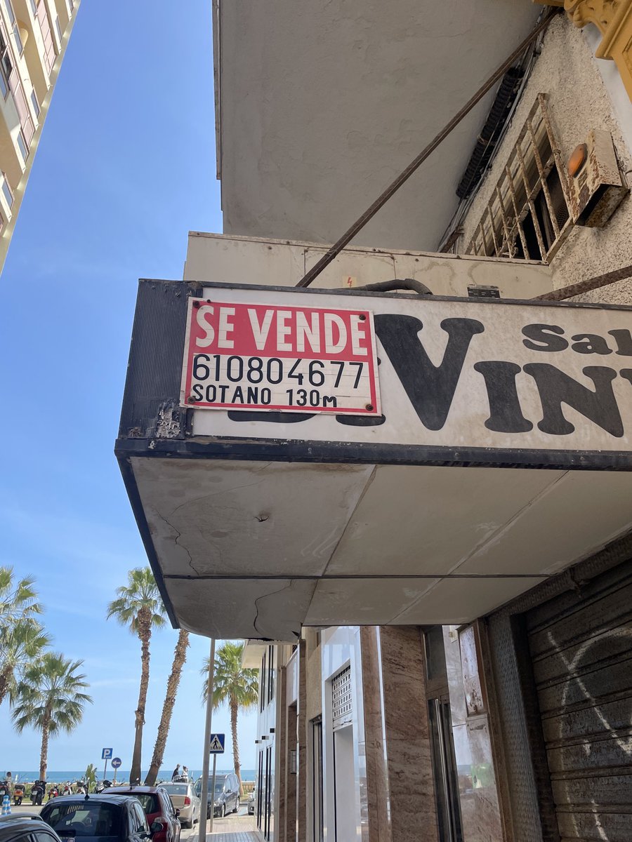 <a href="/malaga/">Ciudad de Málaga</a> en C/Pintor Martínez Virel se encuentra este local en venta con esta marquesina en tan mal estado, que en cualquier momento causará un accidente. El dueño hace caso omiso de los requerimientos para que lo arregle.