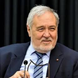 İnsanın en kıymetli şeyi para değil, zamandır. Onu çok iyi kullanmalı.

İlber Ortaylı