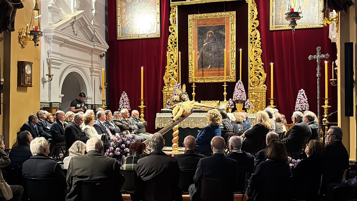 hdadsbernardo's tweet photo. En la tarde de hoy, a los pies del Santísimo Cristo de la Salud, se han reunido nuestros mayores en oración y hermandad. El fiel reflejo de donde venimos y de lo que hoy somos. Gracias por hacernos partícipes de tan hermoso acto. https://t.co/EhpXGWC0Lc
