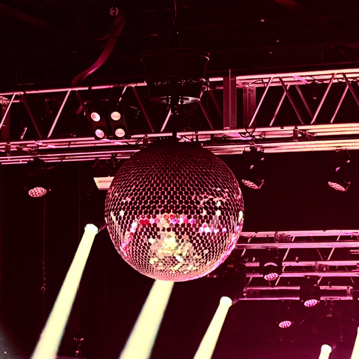 『#GOLDDISC』ありがとうございました!!
楽しんで頂けましたでしょうか...🪩

そしてTeddyLoidさん(<a href="/TeddyLoidSpace/">TeddyLoid</a> )のステージにてサプライズコラボもさせて頂きました꙳
「Deep Invite(TeddyLoid Remix)」激あつでしたね。

改めて来てくれてありがとう~

［SETLIST］
M1：SWIPE!
M2：META