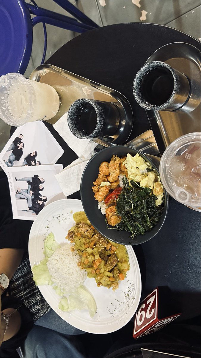 n12ah_s's tweet photo. selamaa ini bisaa beli apapunn yang di mau dan makan enakk uangnya dri mna? 
dengan lantang ku jawab dari allah yang mahaa kaya.. https://t.co/ZOrirIYgkK