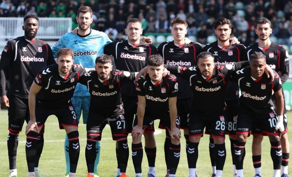 Yarın bu maçı bı almayın bakın noluyor bu armanın bu formanın hakini vermeyin bu şehri terk edin gidin başkada bişey demiyorum yüzsüzler 
<a href="/Sivasspor/">Sivasspor</a>