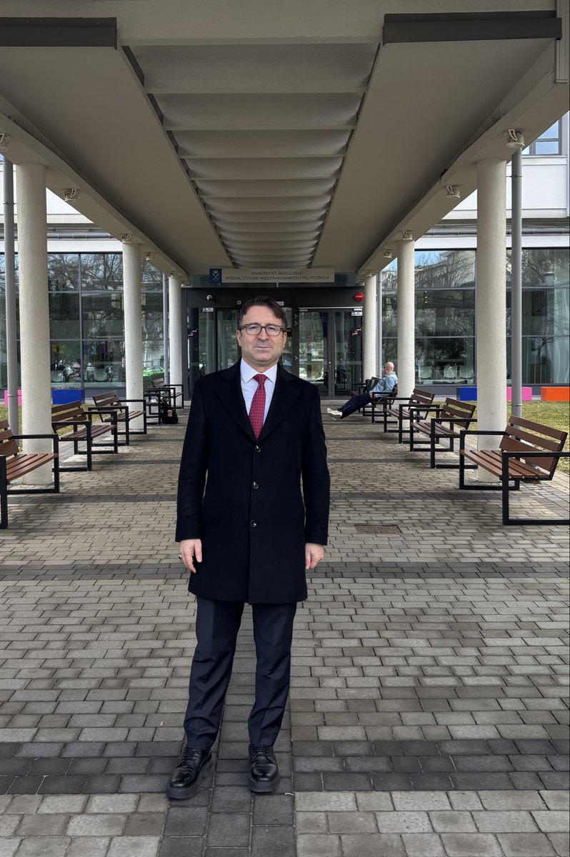 _MehmetOzkan's tweet image. 12–13 Mart 2026 tarihlerinde #Polonya’nın #Krakow şehrinde düzenlenen ve Latin Amerika merkezli küresel dönüşüm tartışmalarının ele alındığı bir toplantıda konuşmacı olarak yer alma fırsatı buldum. Dünyanın farklı bölgelerinden gelen katılımcılarla iki dilde yürüttüğümüz