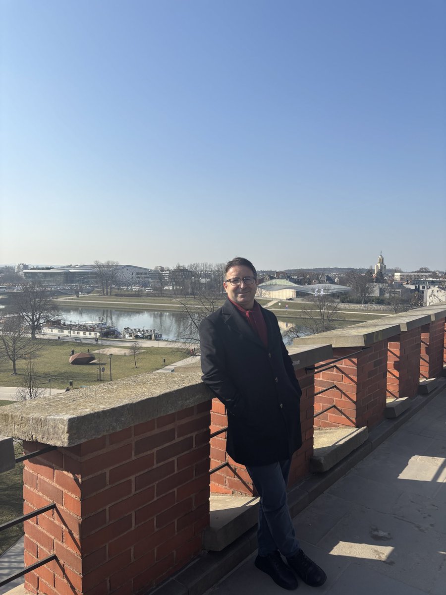 _MehmetOzkan's tweet image. 12–13 Mart 2026 tarihlerinde #Polonya’nın #Krakow şehrinde düzenlenen ve Latin Amerika merkezli küresel dönüşüm tartışmalarının ele alındığı bir toplantıda konuşmacı olarak yer alma fırsatı buldum. Dünyanın farklı bölgelerinden gelen katılımcılarla iki dilde yürüttüğümüz