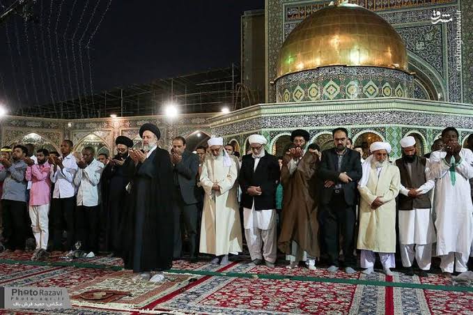 bimesl0421's tweet photo. @bwmmd346957 @hezamalasad أبو محمد: لا أحد في إيران يعتبر السنة كفاراً. لا تُفسدوا العلاقة بين الإخوة الشيعة والسنة بهذه الشائعات، وإلا ستغضبون الله. في إيران، يصلي الشيعة والسنة معاً. https://t.co/yNbpuazjWE