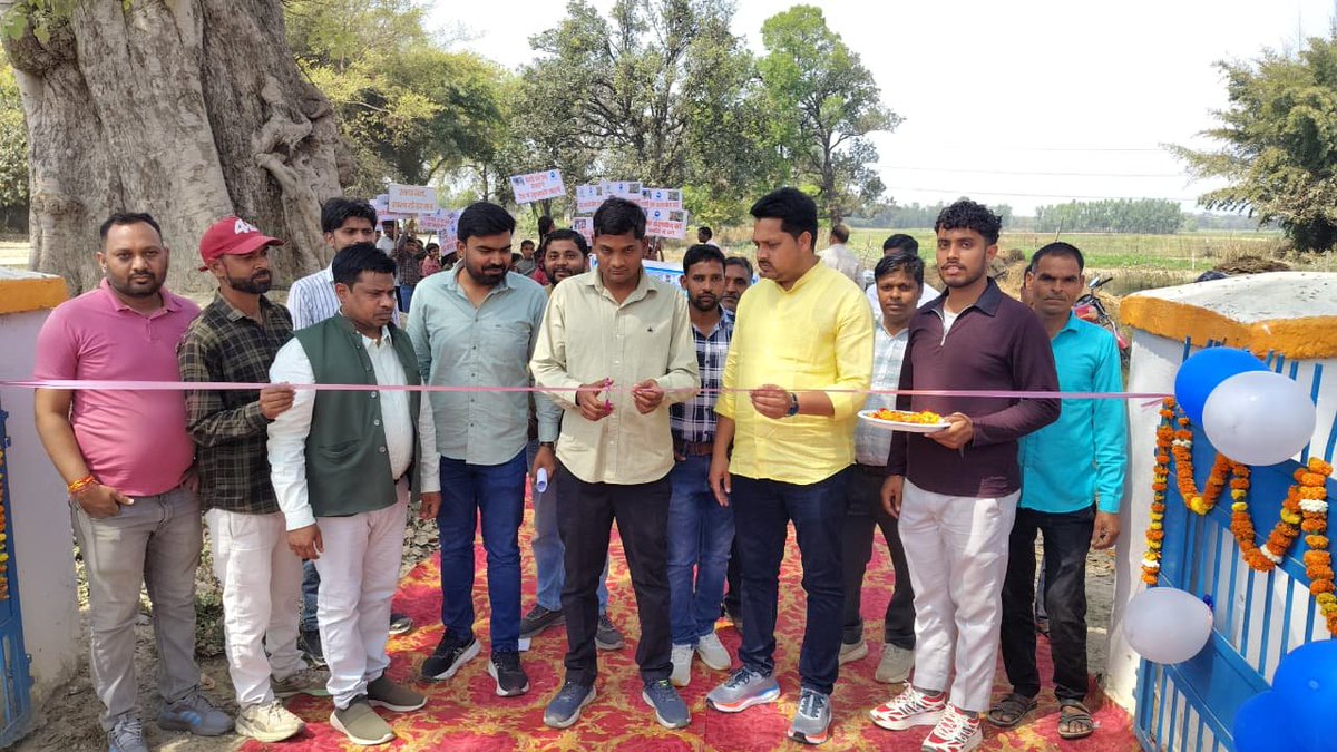 upjnrayodhya's tweet photo. आज दिनांक 14 मार्च 2026 को जनपद अयोध्या के विकास खंड तारुन अंतर्गत ग्राम पंचायत पुरुषोत्तमपुर में जल जीवन मिशन के अंतर्गत जल अर्पण कार्यक्रम का आयोजन किया गया।
इस अवसर पर ग्राम प्रधान, सम्मानित ग्रामवासियों, जल निगम (ग्रामीण),ISA एवं DPMU की गरिमामयी उपस्थिति में हर घर नल से जल योजना के माध्यम से स्वच्छ एवं सुरक्षित पेयजल उपलब्ध करान��� की दिशा में एक महत्वपूर्ण कदम बढ़ाया गया।
कार्यक्रम में उपस्थित सभी लोगों ने जल संरक्षण एवं स्वच्छ जल के महत्व को समझते हुए जल की बचत और संरक्षण का संकल्प लिया।
@upswsm @dmayodhya 
#jaljeewanmission #jalarpan