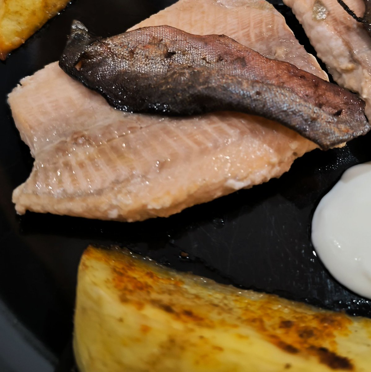MikeKocht's tweet photo. Pochiert schmeckt Fisch besonders fein und zart.
#Wels hätte ich gerne gehabt, #Saibling ist es geworden.
Für weitere Textur: Wedges mit Dip & Hautchips
Passend: Salat vom #Rucola mit Zitronendressing
https://t.co/J6PbB4X9J8 https://t.co/JA9N5Zh9dJ