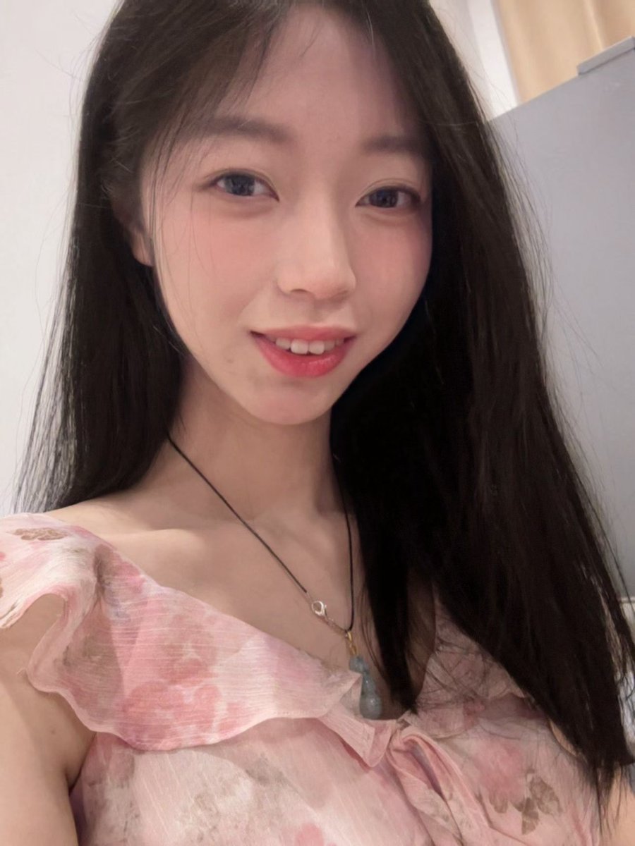 markmark25419's tweet photo. 请选择你的骚逼
图1是龅牙妹，擅长口交，有灵活的舌头还有充满颗粒感的口腔上颚
图2是黑鲍妹，不仅长得黑下面的逼更黑，高敏体质一摸就流出咸腥的逼水，适合打桩润滑和榨汁饮用。 https://t.co/7lisRaM5hV
