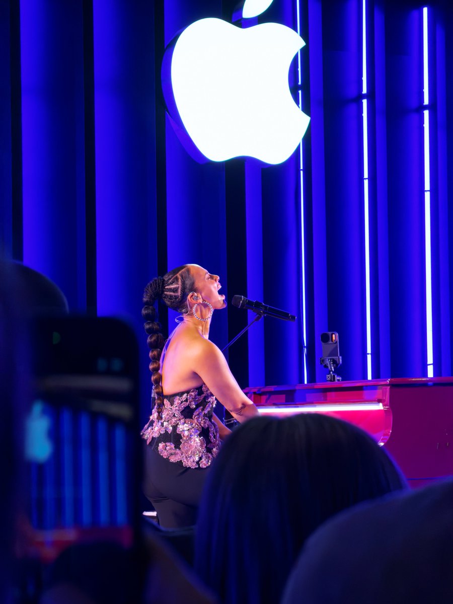 Greg Joswiak tweet media