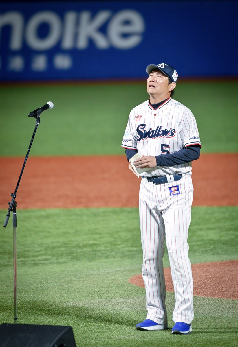real_ab5's tweet photo. 相変わらず涙もろすぎるし、自分が泣いて喋れなくなるってわかってるから、手紙を書いてくるの、本当に川端慎吾さんって感じだったな
#swallows #川端慎吾 https://t.co/mHYIM08e6V