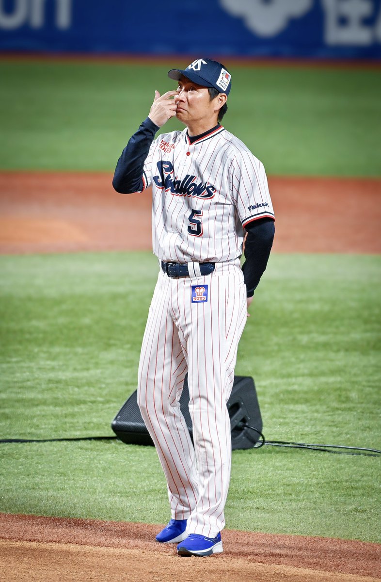 real_ab5's tweet photo. 相変わらず涙もろすぎるし、自分が泣いて喋れなくなるってわかってるから、手紙を書いてくるの、本当に川端慎吾さんって感じだったな
#swallows #川端慎吾 https://t.co/mHYIM08e6V