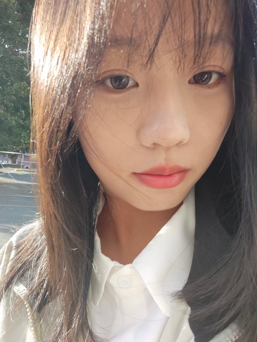 markmark25419's tweet photo. 请选择你的骚逼
图1是龅牙妹，擅长口交，有灵活的舌头还有充满颗粒感的口腔上颚
图2是黑鲍妹，不仅长得黑下面的逼更黑，高敏体质一摸就流出咸腥的逼水，适合打桩润滑和榨汁饮用。 https://t.co/GyKQkpu4bm