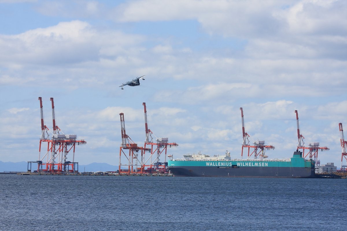 本日のUS-2：9902号機の離水は強い北風のため北向きでしたが、浮いた直後の左旋回には誰もが驚きました。
3枚目はまるでウォーターボマー（消防用の空中消火機）のような絵になりました。