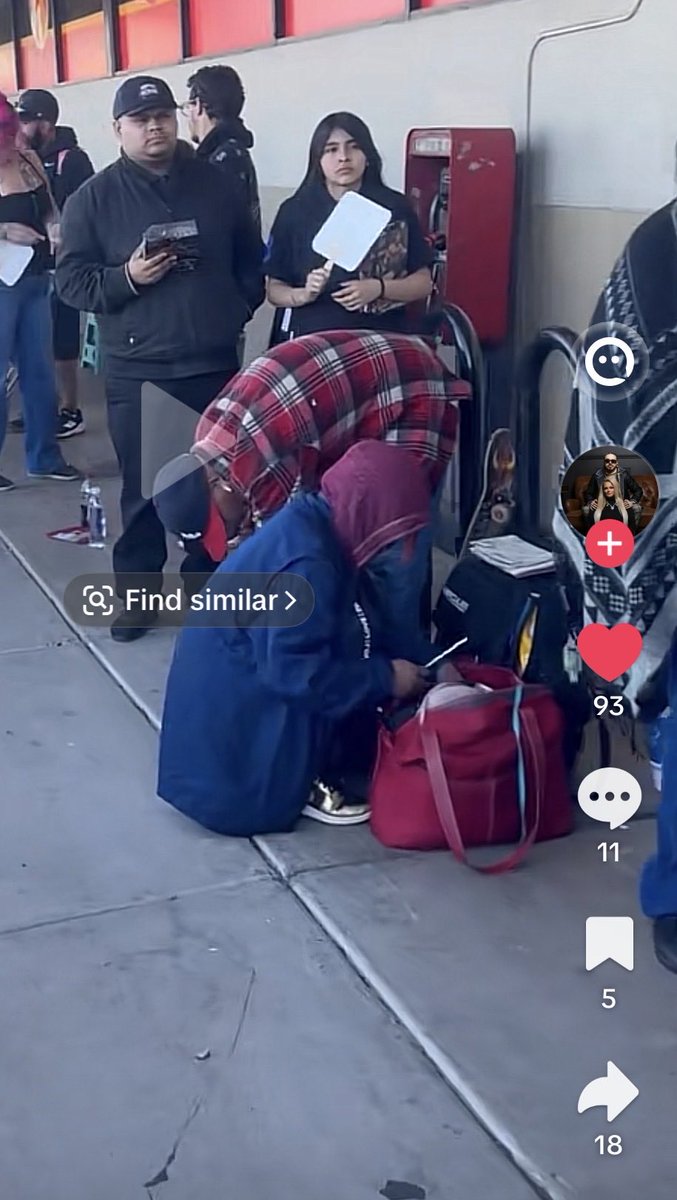 SayaMellow's tweet photo. I got a chance to meet @DMcIntyreWWE yesterday best experience with him… but @Cricketnation  I’m a shame with you!!! Honestly y’all need better security for these meet n greets! Literally 2 then 3 tweakers stuffing their pipe and getting high on god knows what!!! https://t.co/5XNzss98UN