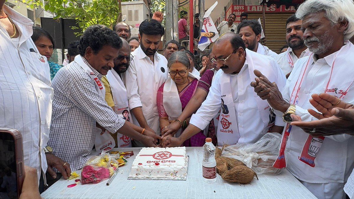 mummareddyjsp's tweet image. *గాయత్రి నగర్, అల్లాపూర్ డివిజన్లలో ఘనంగా జనసేన పార్టీ 13వ ఆవిర్భావ దినోత్సవ వేడుకలు :*

ఈరోజు జనసేన నాయకులు పవన్, ప్రసాద్ నాయుడు బండారి ప్రసన్న ఆంజనేయులు ల ఆధ్వర్యంలో జనసేన పార్టీ 13వ ఆవిర్భావ దినోత్సవ వేడుకలు ఘనంగా నిర్వహించారు.ఈ కార్యక్రమానికి ముఖ్య అతిథులుగా *జనసేన పార్టీ