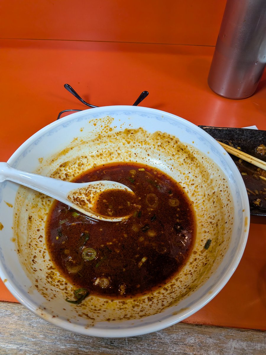 DasEnde8's tweet photo. ピカイチラーメン　10辛
いただきますポスしそこねたようで💧
竜党で有名なお店です🐉

う〜んこの苦味どこかで食べたのと似ている…来来亭のMAX-ENDだったっけ🤔

独特の風味でスープはちょい残し🤏
ご馳走様でした(￣人￣)
#辛いもの https://t.co/b5nLGJRBLY