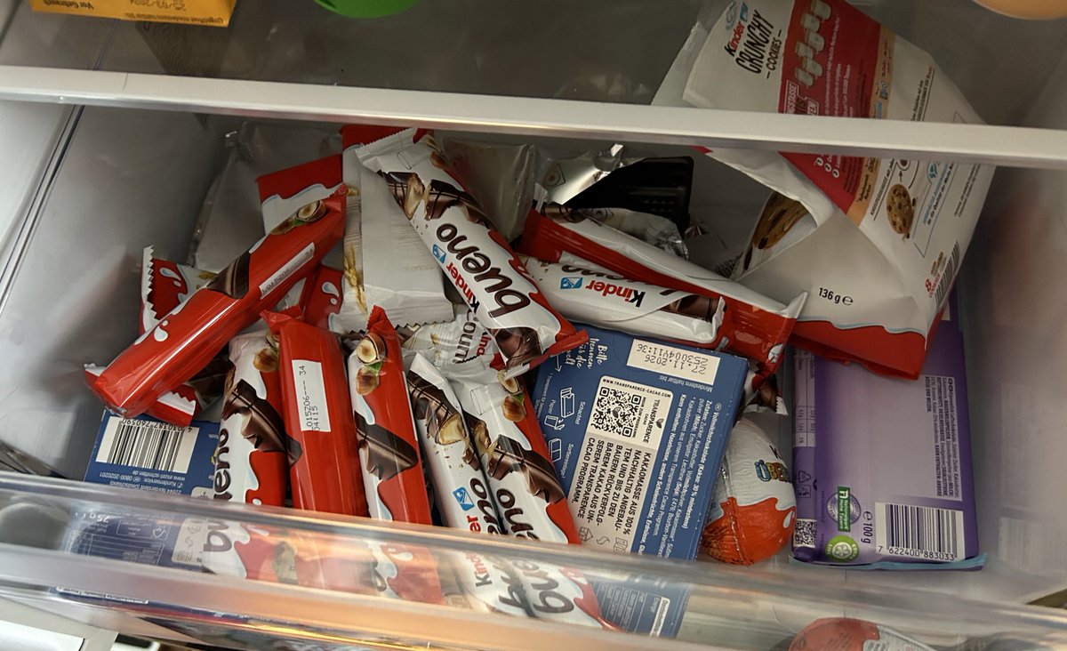 Laut Hersteller meines Kühlschranks soll die Süßigkeiten Schublade für „Gemüse“ sein…. 🤔🤔