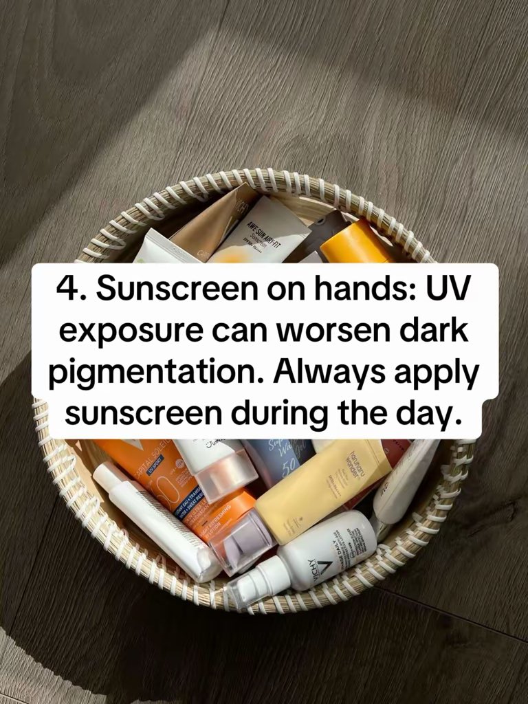 DrSkin_'s tweet photo. Dark Knuckles Treatment
If your knuckles are darker than the rest of your hands, this routine can help improve them.
Tip:
Avoid harsh scrubbing or lemon. It can irritate the skin and make pigmentation worse.
#AestheticDoctor #Hyperpigmentation #DarkKnuckles #SkincareTips https://t.co/kQZmQ9p90z