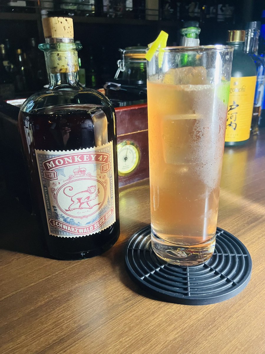 LarmanBar's tweet photo. バーラーマン、本日3/14（土）は夜9時〜夜中3時まで営業

写真はドイツ産モンキー47のスロージンを使ったジントニック

甘さ控えめのフィーバーツリー・トニックも使い、華やかな風味のスロージンを引き立てたつもりです😆

#赤坂バー #東京バー #traveljapan #tokyobar #赤坂　元放送作家　富山県出身 https://t.co/bnKctilNn0
