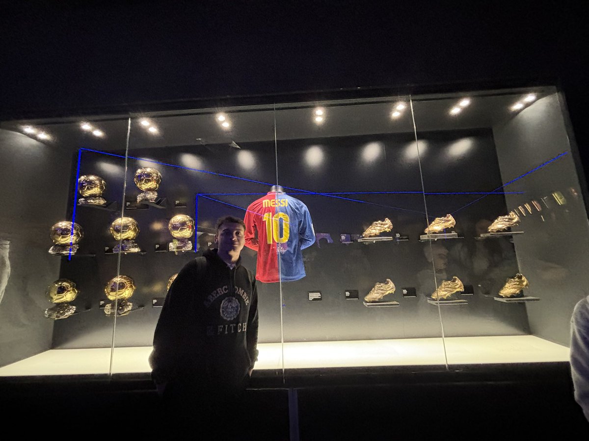 gonzaloferreyr's tweet photo. “No hubo ni habrá nadie como él”, dijo un anciano catalán mientras me sacaba la foto.

Lionel Messi, el mejor de todos. https://t.co/9OJaXUOFSy