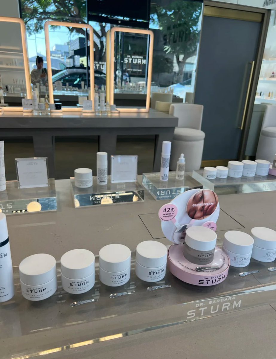 ElizaDavis0201's tweet image. Science meets skincare.
Exploring the luxury skincare world with Dr. Barbara Sturm.
Healthy skin starts with the right care. ✨
#DrBarbaraSturm #LuxurySkincare #SkinHealth #MedicalSkincare #SkincareRoutine #GlowSkin